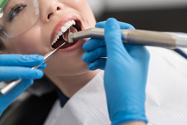 Bạn sẽ được khám răng tổng quát trước khi bọc răng sứ