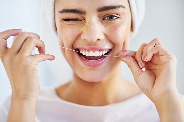 Chăm sóc răng miệng kỹ và đúng cách giúp bạn duy trì được lâu hơn tuổi thọ của răng sứ