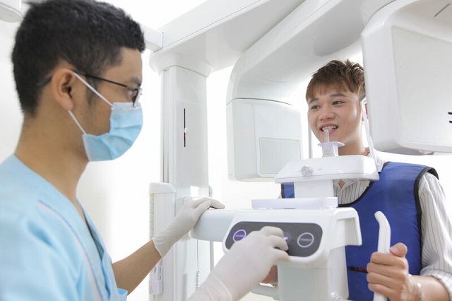 Chụp CT răng là bước đầu tiên mà bạn cần thực hiện trước khi điều trị cấy ghép implant
